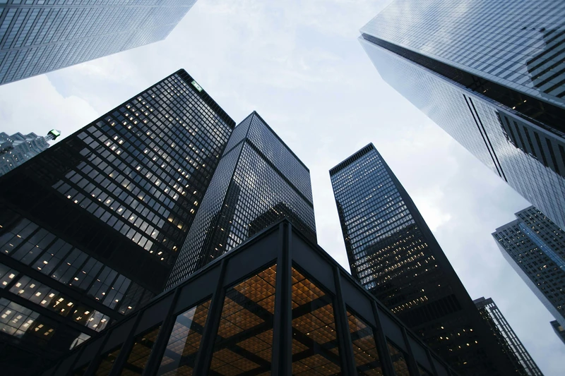 Edificios de cristal vistos desde abajo; imagen arquitectónica ilustrativa
